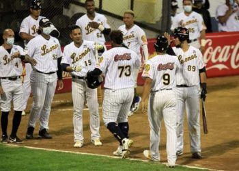 Leones pegó primero en el inicio de la final de la LVBP