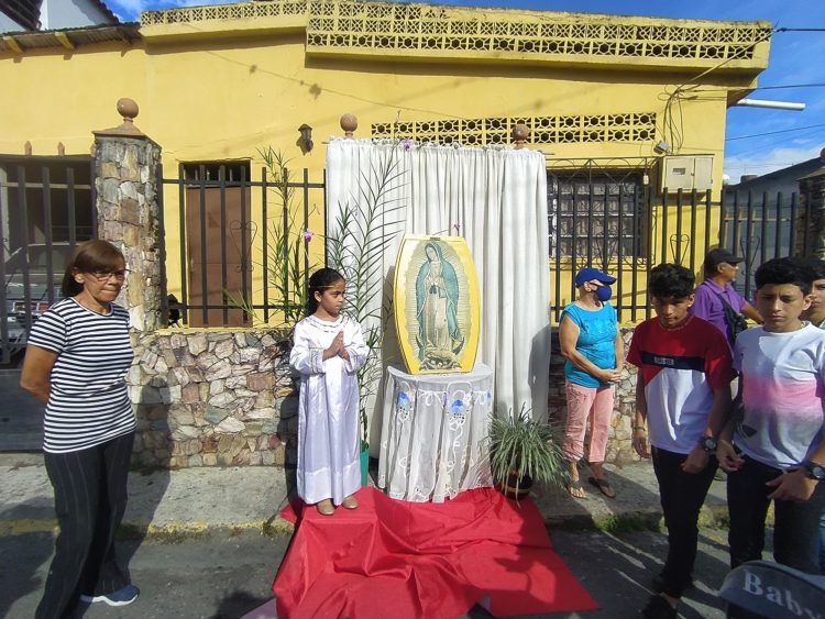 ¡Salve Reina!: En hombros de su pueblo la Virgen de la Paz bendice a Trujillo