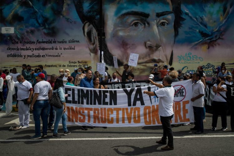 Personas sostienen una pancarta en una manifestación , en Caracas (Venezuela), en una fotografía de archivo. EFE/ Miguel Gutiérrez