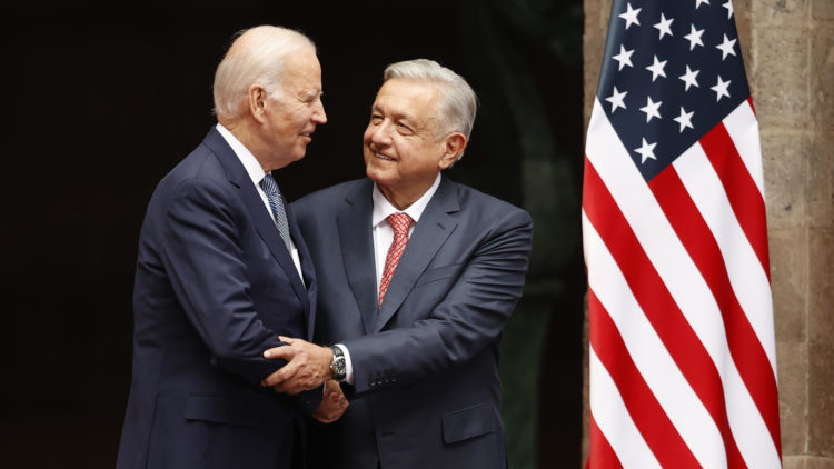 El presidente de México, Andrés Manuel López Obrador (d), y el presidente de EEUU, Joe Biden, posan en el Palacio Nacional de Ciudad de México (México). EFE/ José Méndez