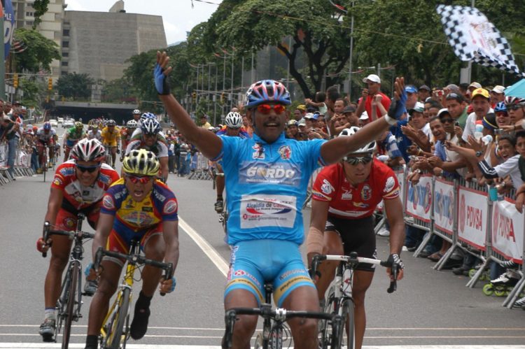 Fotografía de archivo en la que se registró el final de una etapa de la Vuelta al Táchira, en Caracas (Venezuela). EFE/Harold Escalona