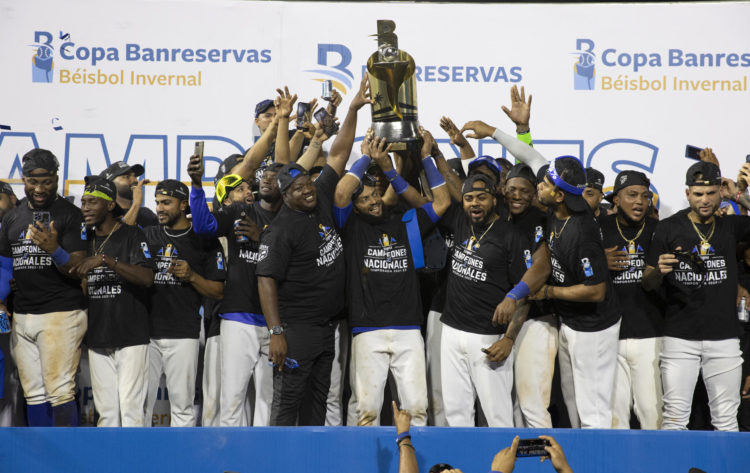 Jugadores de Los Tigres del Licey fueron registrados este miércoles, 18 de enero, al levantar el trofeo de campeonato del béisbol invernal dominicano, tras vencer a las Estrellas Orientales, en Santo Domingo (República Dominicana). Los Tigres ahora participarán en la Serie del Caribe que se disputará en Venezuela del 2 al 10 de febrero. EFE/Orlando Barría