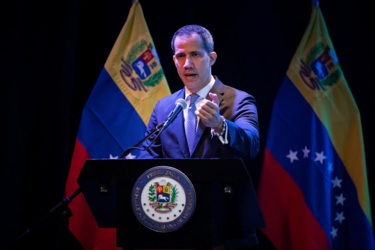 Juan Guaidó habla hoy durante una rendición de cuentas del denominado "Gobierno interino", en Caracas (Venezuela). EFE/Rayner Peña R