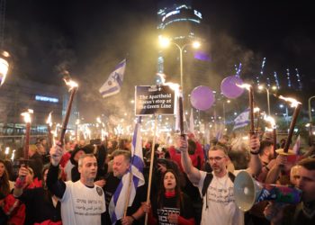 Una marea de más de 120.000 israelíes protesta contra el Gobierno en Tel Aviv