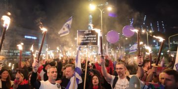 Una marea de más de 120.000 israelíes protesta contra el Gobierno en Tel Aviv