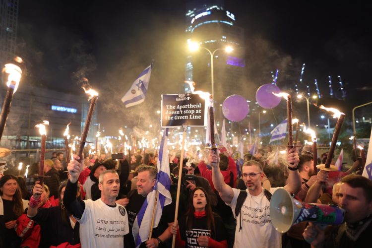 Manifestantes con antorchas participan en una multitudinaria protesta contra el Gobierno israelí de Benjamin Netanyahu en Tel Aviv. EFE/EPA/Abir Sultan