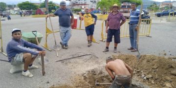 Atendido por Alcaldía bote de aguas servidas en avenida principal de Sabana de Mendoza