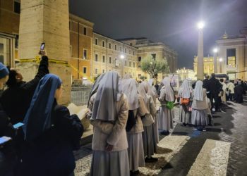 La capilla ardiente de Benedicto XVI abre por segundo día en espera del funeral