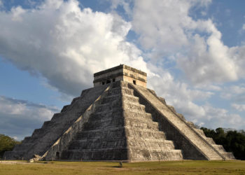 Turista polaco sube al Castillo de Chichén Itzá en México y lo «castigan»