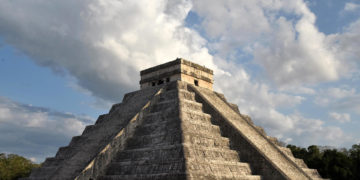 Turista polaco sube al Castillo de Chichén Itzá en México y lo «castigan»