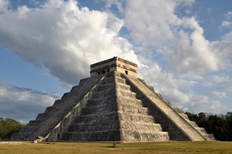 Fotografía de archivo fechada el 20 de marzo de 2021 de la pirámide de Kukulkán en la zona arqueológica de Chichen Itzá, en Mérida estado de Yucatán (México). EFE/Cuauhtémoc Moreno