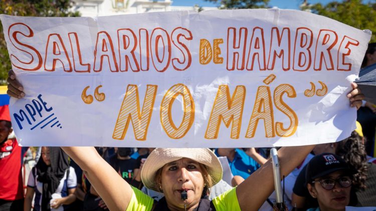 Fotografía tomada este lunes, 16 de enero, en la que se registró a trabajadores del sector público al participar en una protesta para exigir mejores salarios, en Maracaibo (Venezuela). EFE/Henry Chirinos