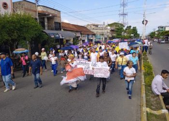 Transportistas se suman a la protesta de los educadores en Sabana de Mendoza