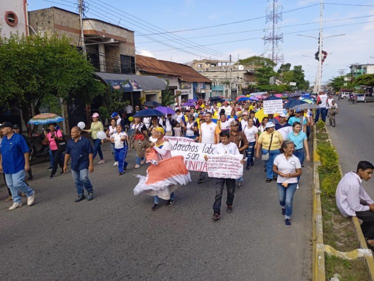 Trabajadores de diversos sectores tomaron este lunes las calles de Sabana de Mendoza.