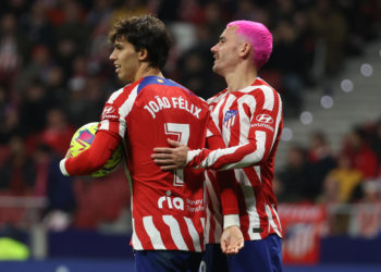 Griezmann prueba al líder