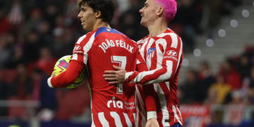 Griezmann prueba al líder