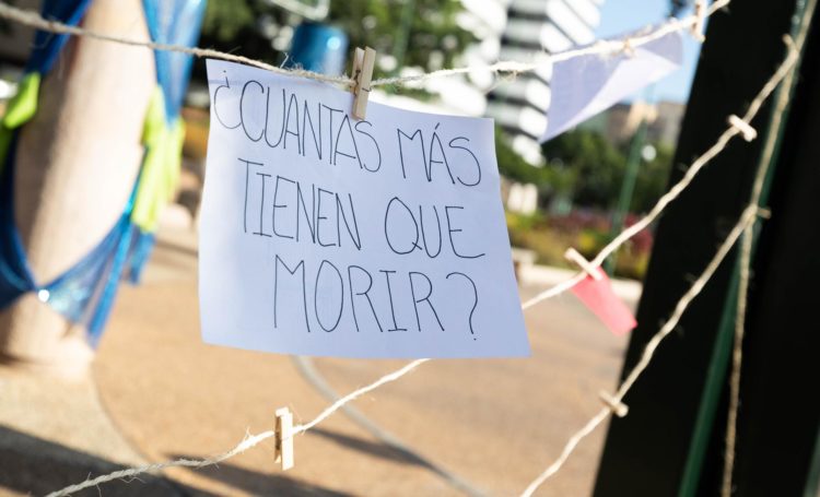Fotografía de archivo del detalle de un papel en el que se lee "¿Cuántas más tienen que morir?", durante una protesta contra la violencia machista y los feminicidios, en Caracas (Venezuela). EFE/Rayner Peña