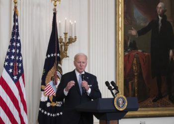 Biden pide prohibir las armas de asalto tras los últimos tiroteos en EE.UU.