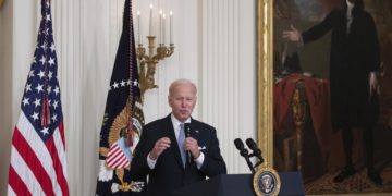 Biden pide prohibir las armas de asalto tras los últimos tiroteos en EE.UU.