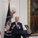 Biden pide prohibir las armas de asalto tras los últimos tiroteos en EE.UU.