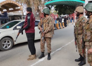 Un ataque suicida deja 27 muertos y 140 heridos en una mezquita en Pakistán