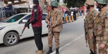 Un ataque suicida deja 27 muertos y 140 heridos en una mezquita en Pakistán