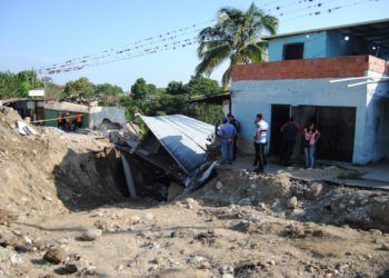 Maquinarias de la Gobernación «aceleraron» caída de vivienda en El Milagro