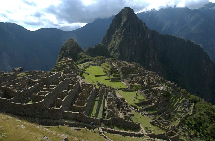 Foto de archivo de una panorámica de la ciudadela incaica de Machu Picchu. EFE/Paolo Aguilar