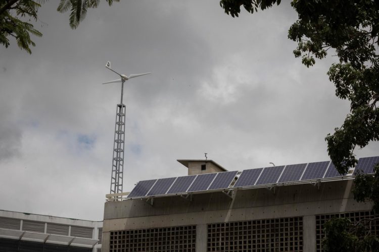Vista de parte del equipo de generación de energía eólica y páneles solares en el techo verde de la Universidad Católica Andrés Bello (Ucan), en Caracas (Venezuela)., en una fotografía de archivo. EFE/ Rayner Peña