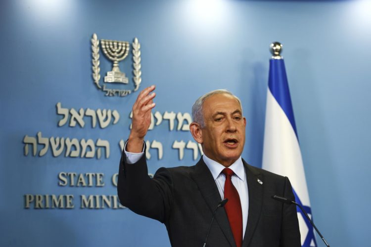 El primer ministro israelí, Benjamin Netanyahu, gesticula mientras habla en una rueda de prensa en su oficina en Jerusalén este 25 de enero. EFE/EPA/RONEN ZVULUN / POOL