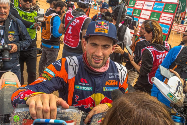 El argentino Kevin Benavides, tras ganar el Rally Dakar en la categoría de motos. EFE/EPA/Andrew Eaton