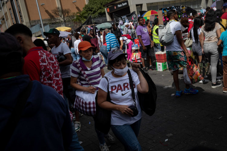 Fotografía de archivo de personas que hacen compras en el bulevar de Catia, en Caracas (Venezuela). EFE/ Rayner Peña R.