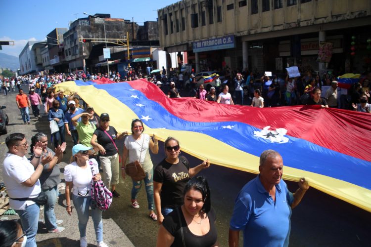 Docentes, personal de la salud y empleados públicos marcharon hacia la Defensoría del Pueblo. Fotos: Carlos Eduardo Ramírez