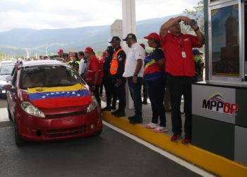 Frontera| Gobiernos de Venezuela y Colombia dan seis días para poner al día permisos vehiculares