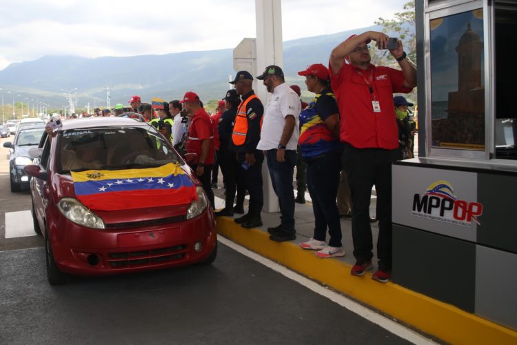 Al menos 60 vehículos ingresaron durante los primeros minutos de la apertura del Puente Internacional de Tienditas desde Venezuela a Colombia. Fotos: Carlos Eduardo Ramírez