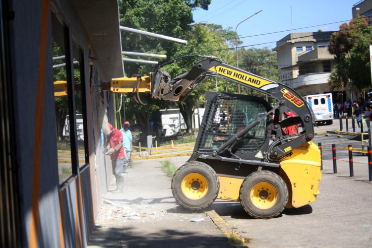 Demolición de los locales comerciales en el Hospital Central de San Cristóbal. Fotos: Carlos Eduardo Ramírez