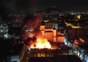 Un incendio arrasa una casona en el centro de Lima en medio de las protestas