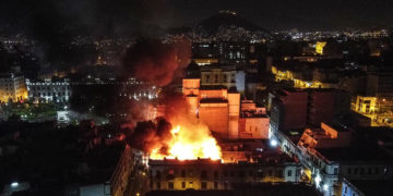 Un incendio arrasa una casona en el centro de Lima en medio de las protestas