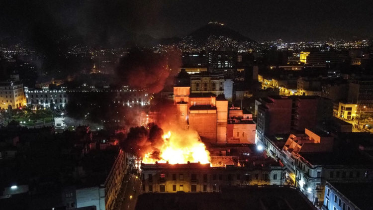 Registro general este jueves, 19 de enero, del incendio de un edificio, durante las masivas protestas antigubernamentales, en el centro de Lima (Perú). EFE/Renato Pajuelo