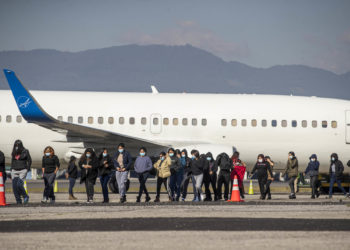 Guatemala recibe el primer vuelo de deportados de EE.UU. del año
