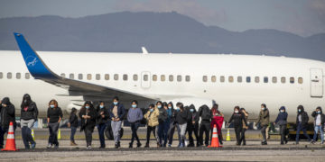 Guatemala recibe el primer vuelo de deportados de EE.UU. del año
