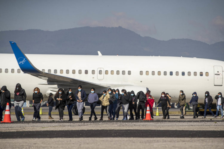 Un grupo de personas deportadas caminan hoy, provenientes del primer vuelo desde los Estados Unidos a Guatemala, en la Fuerza Aérea Guatemalteca, en Cuidad de Guatemala (Guatemala). EFE/Esteban Biba