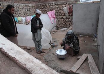 Gas natural en bolsas de plástico, una «bomba» para poder cocinar en Pakistán