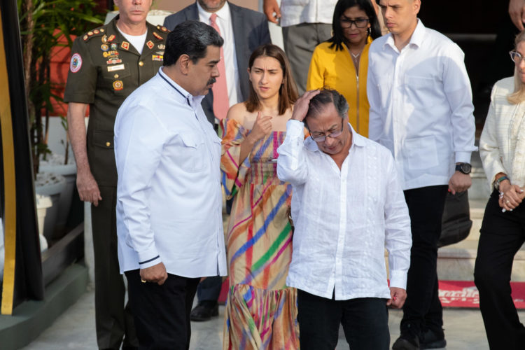 Nicolás Maduro (der.), recibió este 7 de enero de 2022 a su homólogo de Colombia, Gustavo Petro, donde ambos mandatarios sostendrán una "reunión bilateral extraordinaria". EFE/ Rayner Peña R.