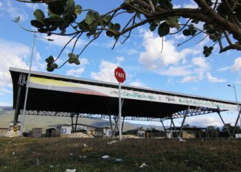 Comienza el paso de carga entre Colombia y Venezuela en un puente fronterizo
