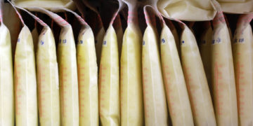 La leche materna de vacunadas contra la covid-19 protege a los lactantes