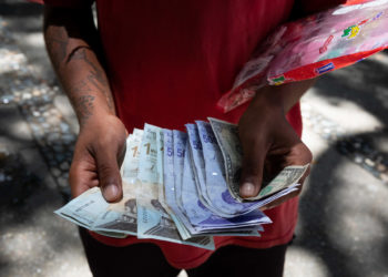 El bolívar se devalúa un 5,6 % frente al dólar en una semana