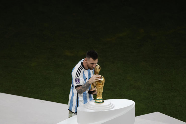 Lionel Messi de Argentina toca el trofeo tras ganar la final del Mundial de Fútbol Qatar 2022. EFE/ Alberto Estevez