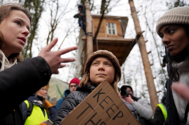 La activista ambiental Greta Thunberg (c) este martes en Luetzerath, Alemania. La aldea de Luetzerath en el estado de Renania, Norte-Westfalia, dará paso a la minería de lignito a pesar de la decisión de eliminar el carbón como combustible. EFE/ Finn Becker