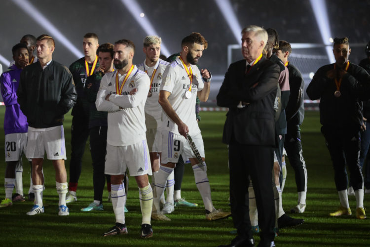 El entrenador del Real Madrid Carlo Ancelotti (d) y sus jugadores, una vez recibida su medalla, tras la final de la Supercopa de España 2023. EFE/ Juan Carlos Cárdenas